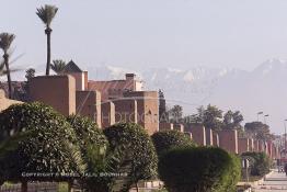 Image du Maroc Professionnelle de  Les remparts de Marrakech sont construits entièrement en pisé selon une technique séculaire par l'Almoravide Ali Ben Youssef au début de XIIème siècle pour se protéger des attaques extérieures. cette muraille s' étend sur dix-neuf kilomètres et atteint par endroit près de huit mètres de hauteur, le 25 Janvier 2002. (Photo / Abdeljalil Bounhar)